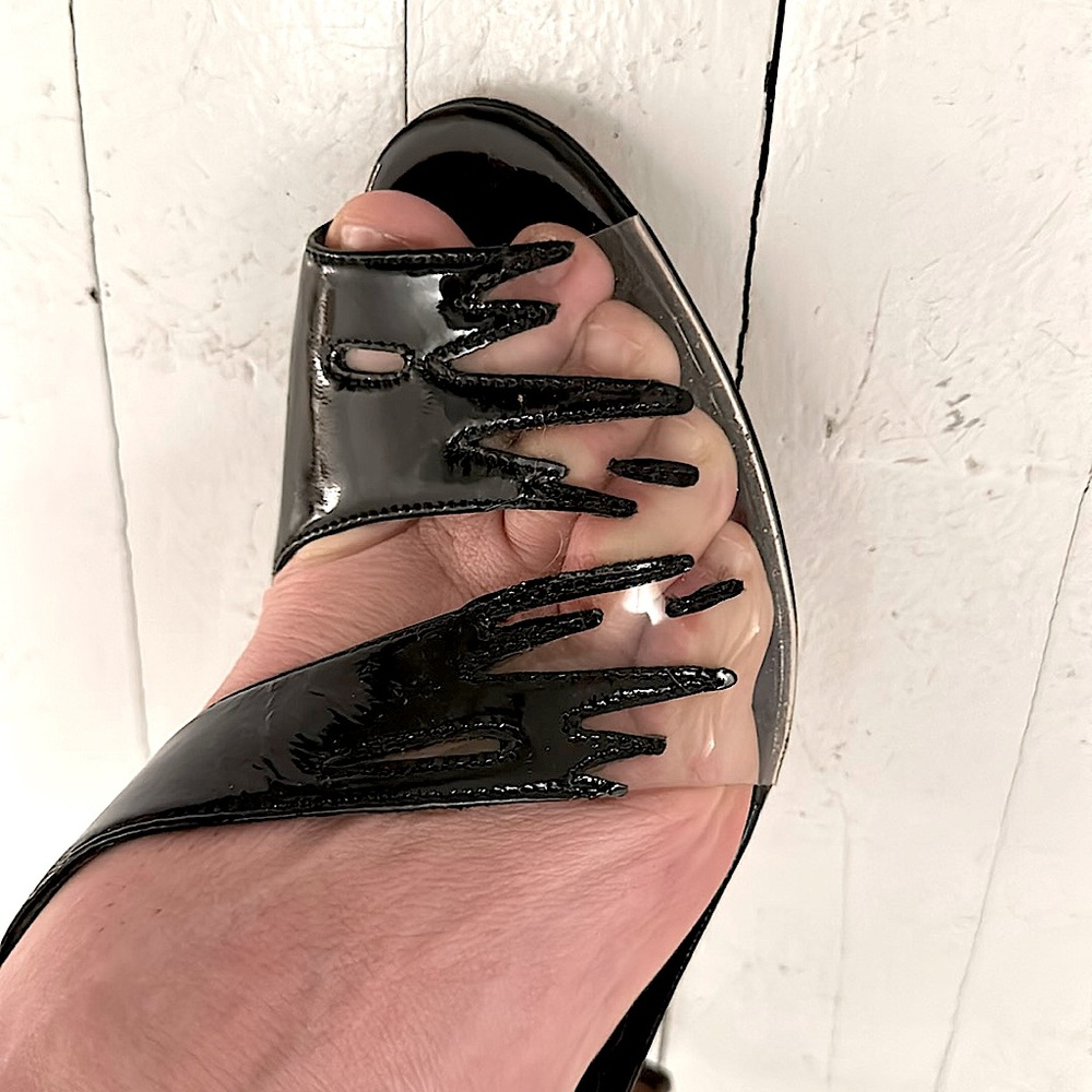 Moschino black lucite patent leather heels . Size 38.5 US 8.5. made in Italy